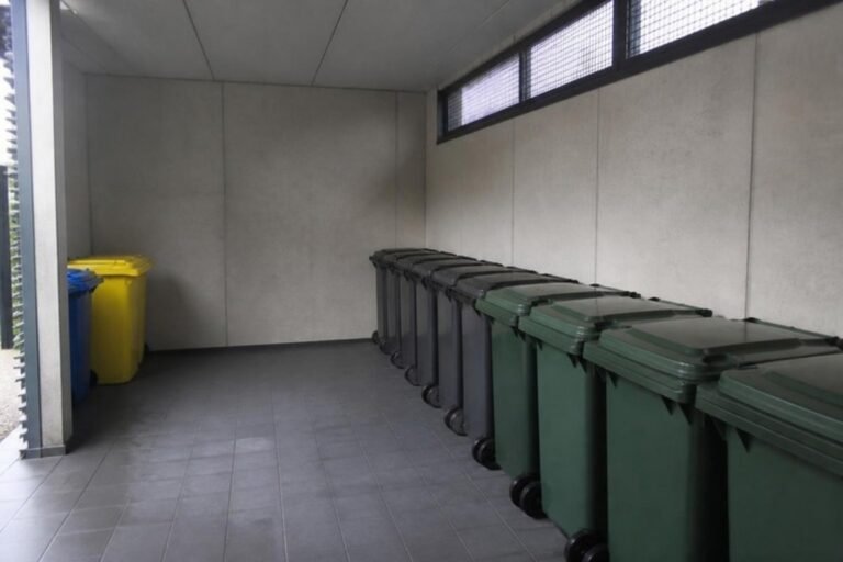 Afvallokaal met rolcontainers in een appartementsgebouw