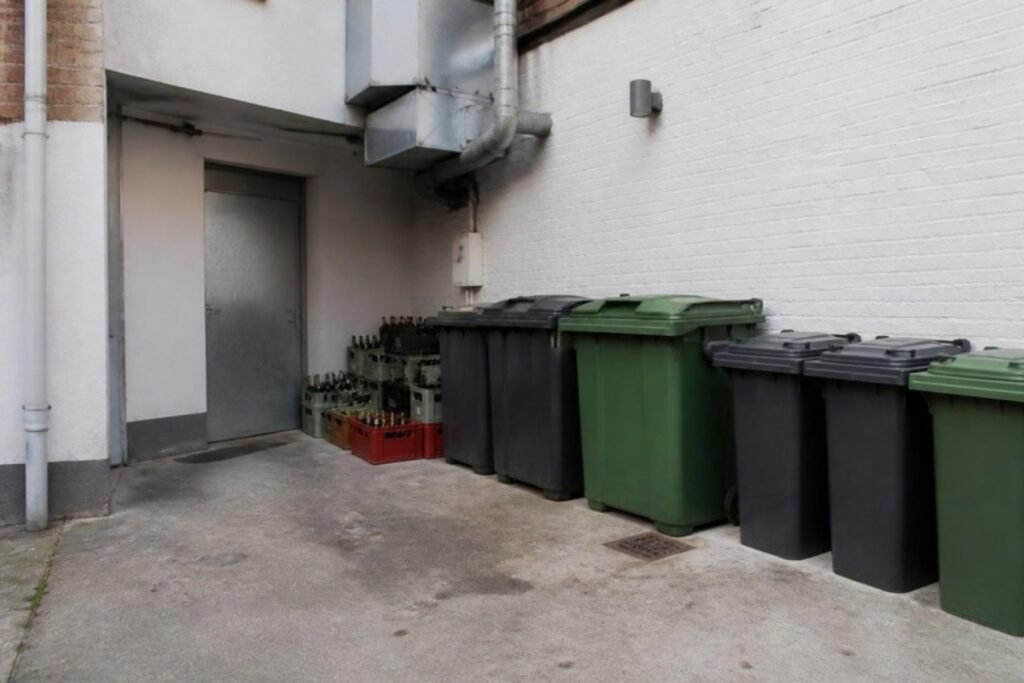 Rolcontainers achter een horecazaak